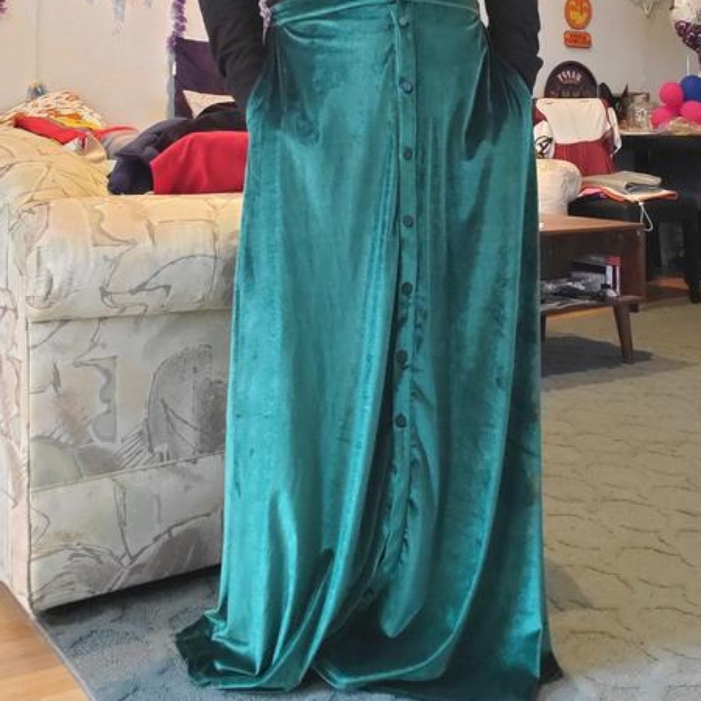 NWOT Green Velvet Maxi Skirt (L) - Picture 3 of 6